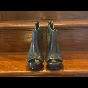 BCBG leather high heeled ankle boots in black. Size 8b. Never worn